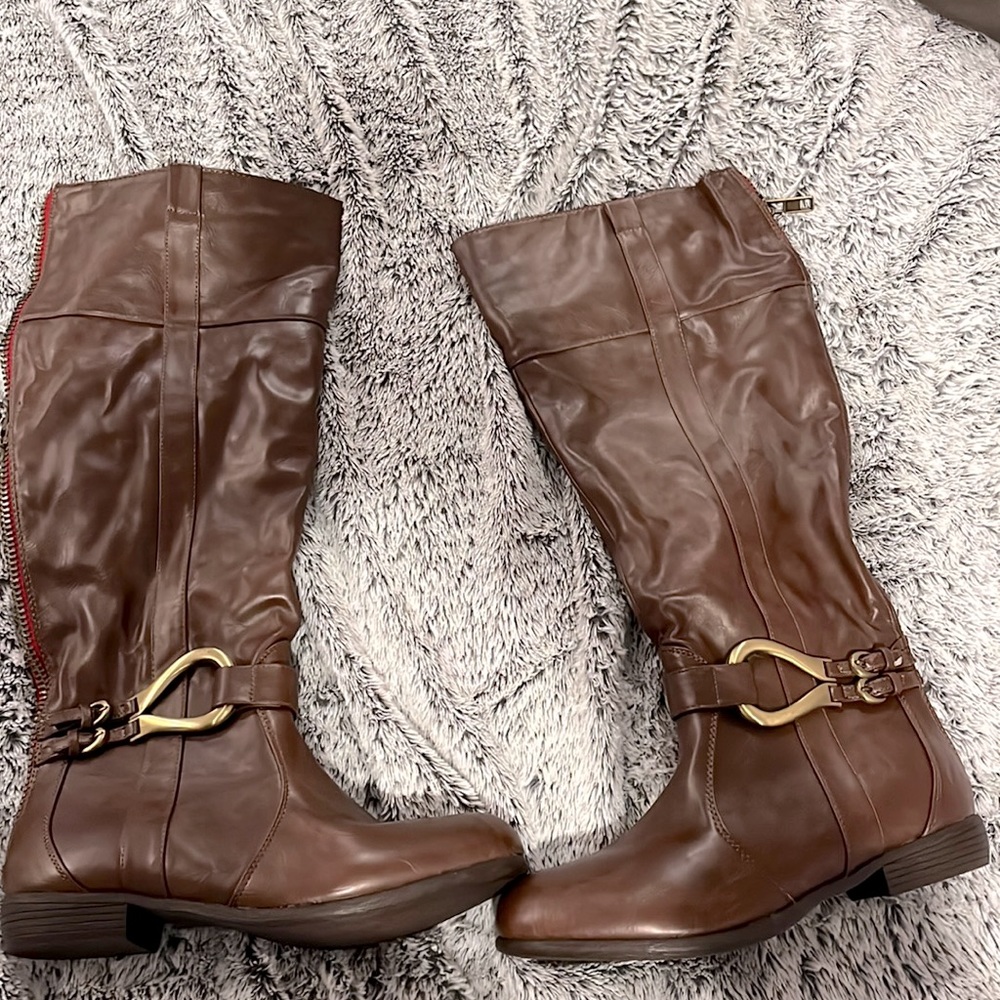 Super cute riding boots with red zipper and gold buckle detail